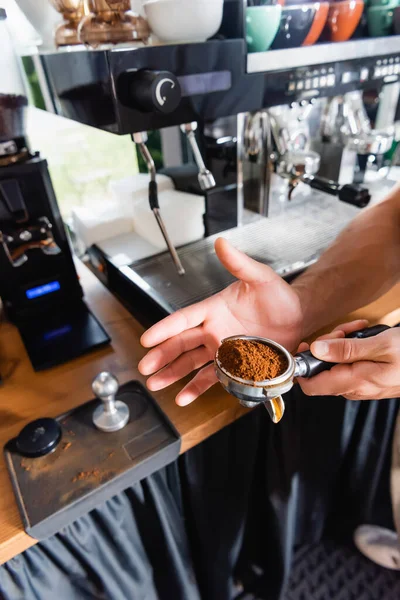 Částečný Pohled Baristu Držícího Portafilter Při Přípravě Kávy Baru — Stock fotografie