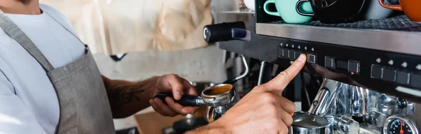 Beskärd Över Barista Drift Kaffebryggare Medan Håller Portafilter Banner — Stockfoto