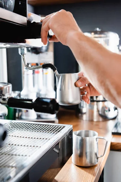 Vista Parcial Barista Segurando Caneca Leite Metálico Perto Vapor Cafeteira — Fotografia de Stock