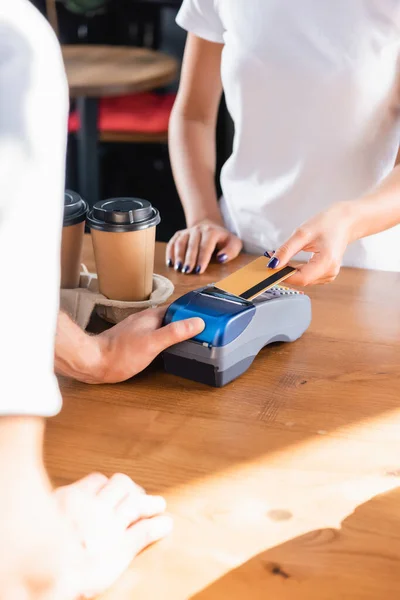 Vista Ritagliata Donna Che Paga Con Carta Credito Attraverso Terminale — Foto Stock