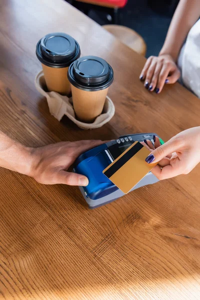 Vue Recadrée Barista Avec Terminal Paiement Femme Tenant Carte Crédit — Photo