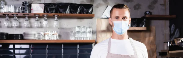 Barista Medical Mask Looking Camera While Standing Workplace Cafe Banner — Stock Photo, Image
