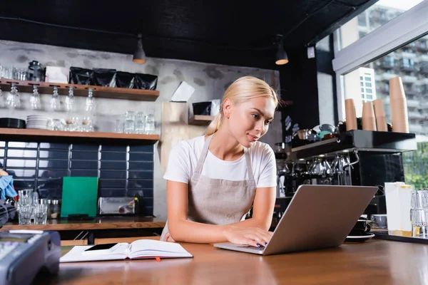 Barista Pirang Muda Menggunakan Laptop Dekat Notebook Bar Counter Kabur — Stok Foto