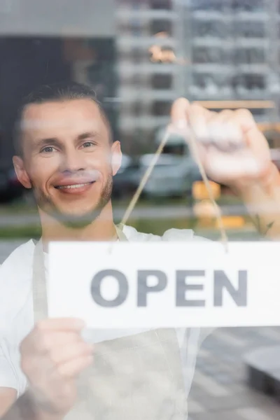 Barista Feliz Pendurado Cartão Com Letras Abertas Porta Entrada Café — Fotografia de Stock