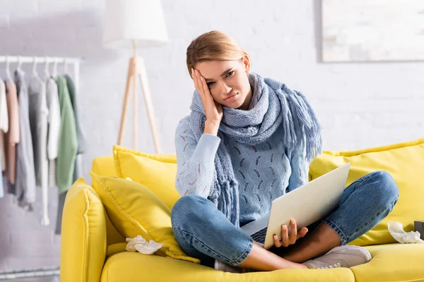 Ill Freelancer Segurando Laptop Enquanto Sofre Dor Cabeça Sofá — Fotografia de Stock