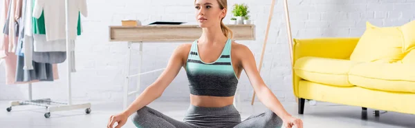 Mujer Joven Practicando Yoga Casa Pancarta — Foto de Stock