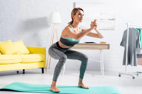 Barefoot Sportvrouw Doet Squat Tijdens Training Fitness Mat Thuis — Stockfoto