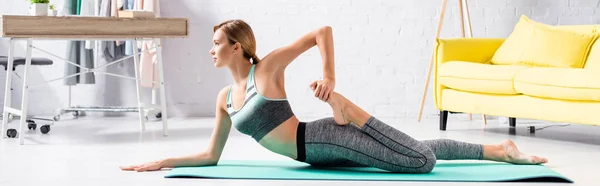 Blond Idrottskvinna Stretching Ben När Tränar Yoga Hemma Banner — Stockfoto