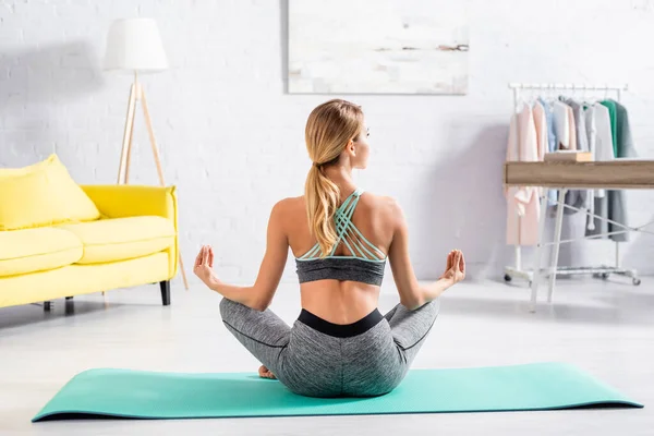 Vista Posterior Joven Mujer Meditando Mientras Practica Yoga Casa —  Fotos de Stock