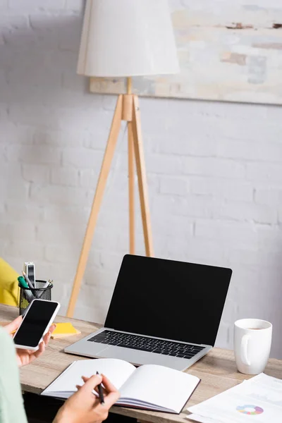 Laptop Com Tela Branco Perto Papéis Xícara Mesa Perto Freelancer — Fotografia de Stock