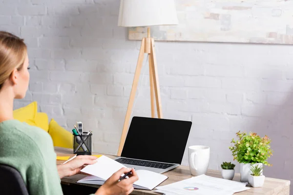 Laptop Com Tela Branco Mesa Perto Xícara Documentos Freelancer Segurando — Fotografia de Stock