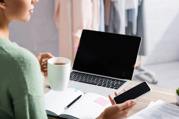 Vista Ritagliata Freelance Con Tazza Che Tiene Smartphone Vicino Computer — Foto Stock