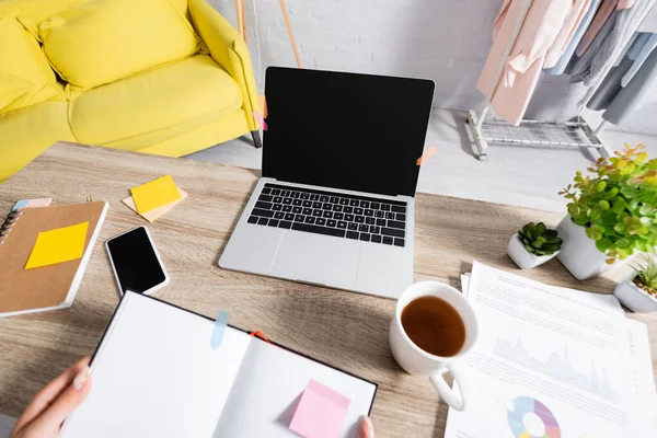 Laptop Smartphone Com Tela Branco Perto Xícara Chá Papéis Notebook — Fotografia de Stock