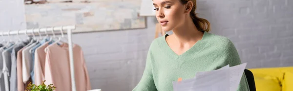 Jonge Vrouw Met Papieren Thuis Spandoek — Stockfoto