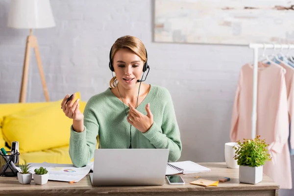 Leende Frilansare Med Penna Med Headset Videosamtal Laptop Hemma — Stockfoto