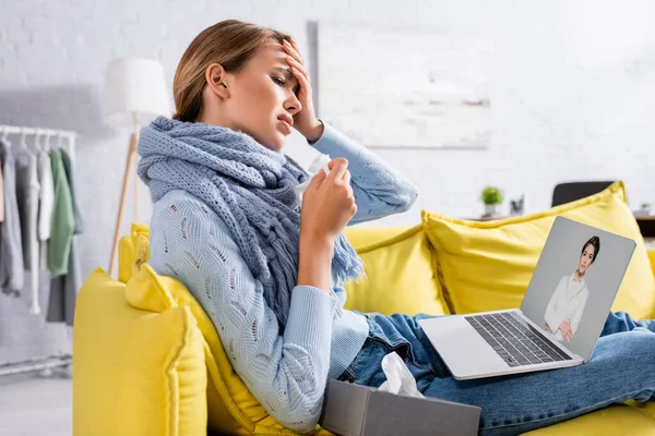 Kranke Frau Schal Hält Serviette Während Videotelefonat Mit Gemischtem Rennarzt — Stockfoto