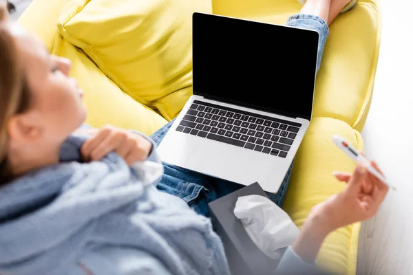 Laptop Com Tela Branco Nas Pernas Mulher Doente Segurando Termômetro — Fotografia de Stock