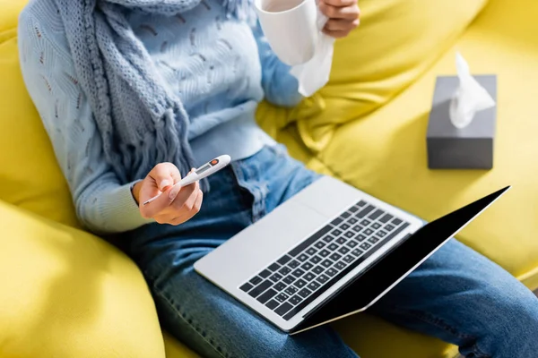 Freiberufler Mit Thermometer Und Tasse Der Nähe Von Laptop Und — Stockfoto