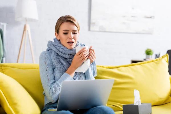 Freelancer Doente Com Copo Guardanapo Tendo Chat Vídeo Laptop Sofá — Fotografia de Stock