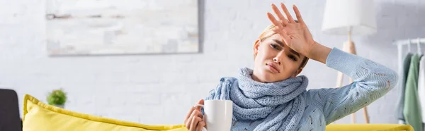 Sjuk Kvinna Med Handen Nära Pannan Håller Kopp Hemma Banner — Stockfoto