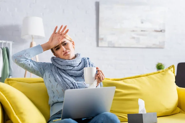 Pekerja Lepas Yang Sakit Memegang Cangkir Dekat Serbet Dan Laptop — Stok Foto