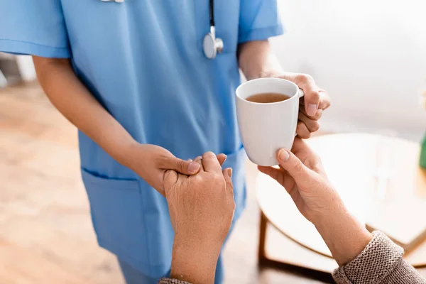 Vue Partielle Infirmière Tenant Main Une Femme Âgée Tout Donnant — Photo