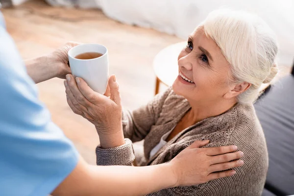 Femme Âgée Souriante Prenant Une Tasse Thé Infirmière Premier Plan — Photo