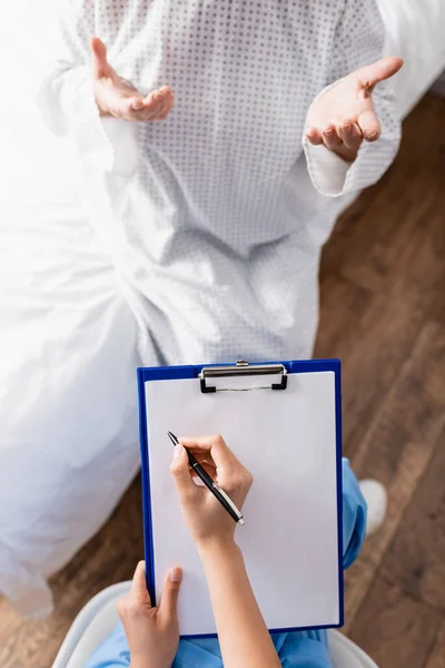 Beskärd Bild Äldre Kvinna Gester Nära Sjuksköterska Skriva Urklipp — Stockfoto