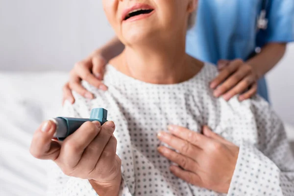 Vista Recortada Una Anciana Sosteniendo Inhalador Mientras Sufría Ataque Asma —  Fotos de Stock