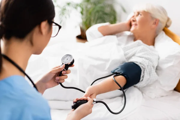 Selective Focus Tonometer Hands Young Nurse Measuring Blood Pressure Aged — Stock Photo, Image