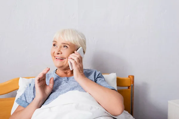 Happy Elderly Woman Talking Smartphone Hospital — Stock Photo, Image