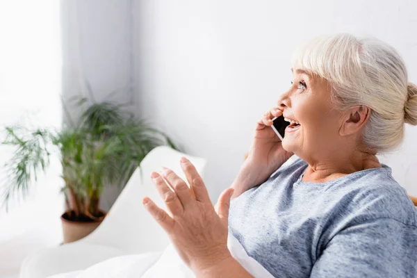 Amazed Senior Woman Talking Mobile Phone Hospital — Stock Photo, Image