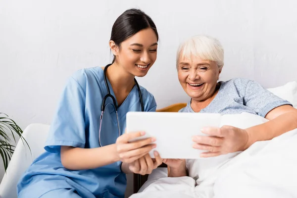 Emocionado Asiático Enfermera Alegre Anciano Mujer Usando Digital Tablet Juntos — Foto de Stock