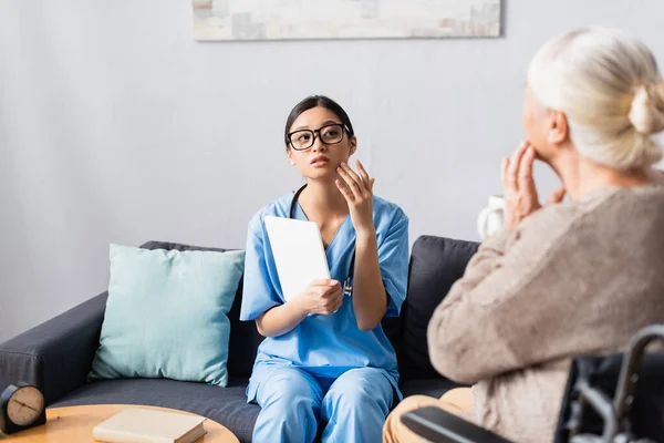 Asian Nurse Digital Tablet Elderly Woman Touching Faces While Talking — Stock Photo, Image