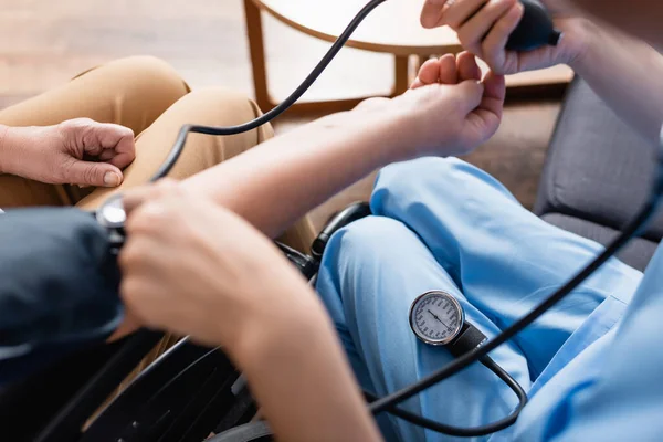 Visão Recortada Enfermeira Que Mede Pressão Arterial Mulher Idosa Primeiro — Fotografia de Stock