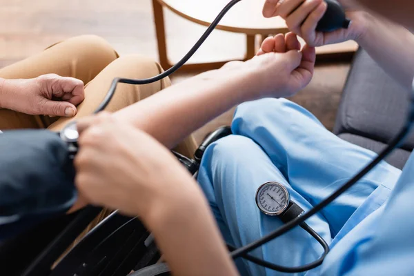 Vista Recortada Enfermera Que Mide Presión Arterial Mujer Anciana Primer —  Fotos de Stock