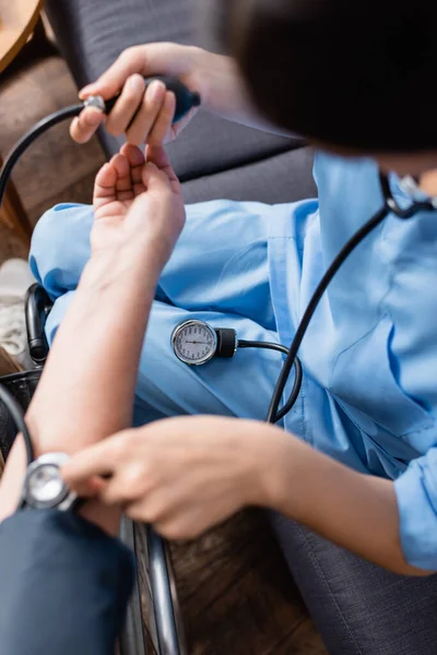 Vista Ritagliata Dell Infermiera Che Misura Pressione Sanguigna Della Donna — Foto Stock