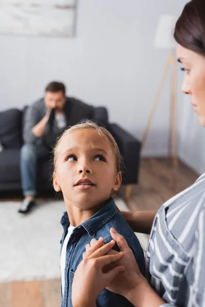 Criança Olhando Para Mãe Enquanto Pai Abusivo Sentado Sofá Fundo — Fotografia de Stock