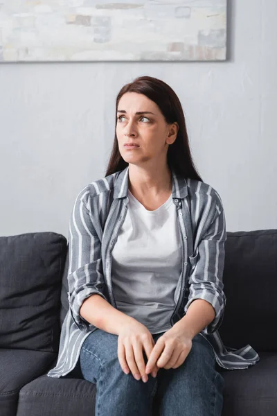 Mujer Ofendida Con Moretones Sentada Sofá Casa —  Fotos de Stock