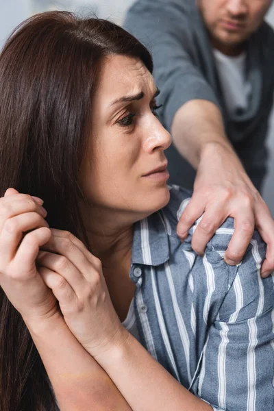 Mishandelende Echtgenoot Grijpen Bang Vrouw Thuis — Stockfoto