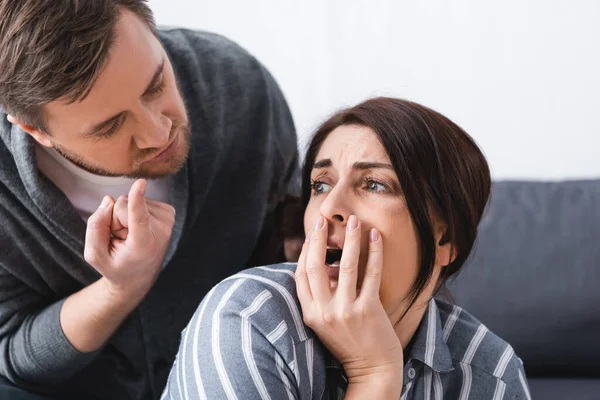 Abusive Husband Pointing Finger Scared Woman Bruise Cheek Covering Mouth — Stock Photo, Image