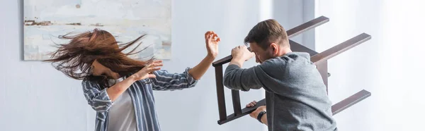 Víctima Violencia Doméstica Gritando Cerca Marido Con Silla Casa Pancarta — Foto de Stock