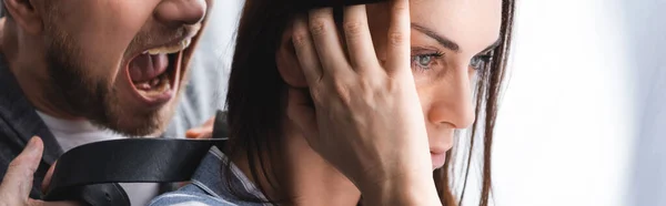 Wütender Mann Mit Hüftgürtel Schreit Neben Aufgebrachter Frau Hause Transparent — Stockfoto