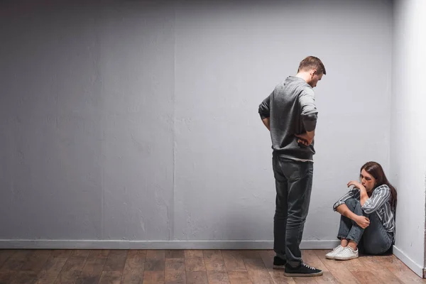 Mishandelende Man Kijkt Naar Depressieve Vrouw Met Blauwe Plekken Gezicht — Stockfoto