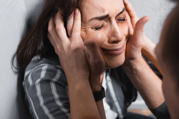 Mishandelaar Aanraken Gezicht Van Huilende Vrouw Thuis — Stockfoto