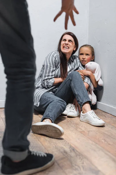 Mulher Gritando Com Hematomas Criança Com Brinquedo Macio Olhando Para — Fotografia de Stock