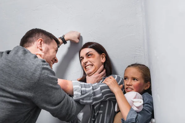 Angry Man Choking Wife Bruises Daughter Soft Toy — Stock Photo, Image