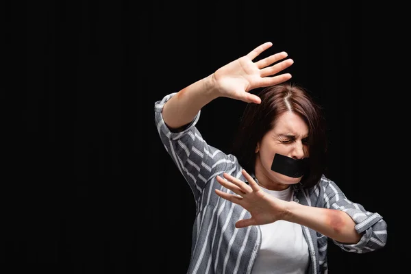 Bang Vrouw Met Blauwe Plekken Plakband Met Stop Gebaar Geïsoleerd — Stockfoto