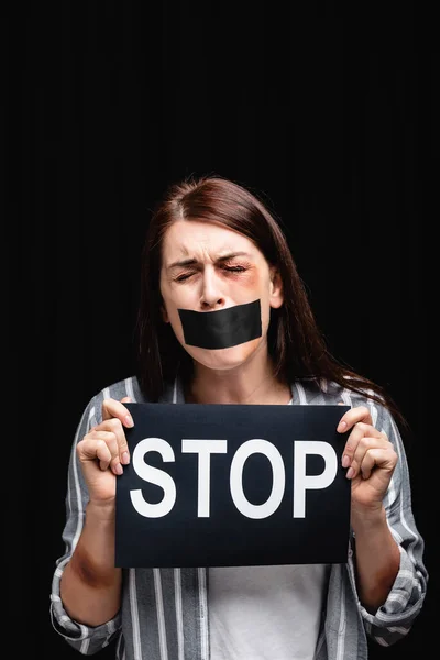 Opfer Häuslicher Gewalt Mit Klebeband Auf Mundhaltekarte Mit Stop Schriftzug — Stockfoto