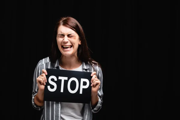 Chorando Vítima Abuso Doméstico Cartão Retenção Com Stop Lettering Isolado — Fotografia de Stock